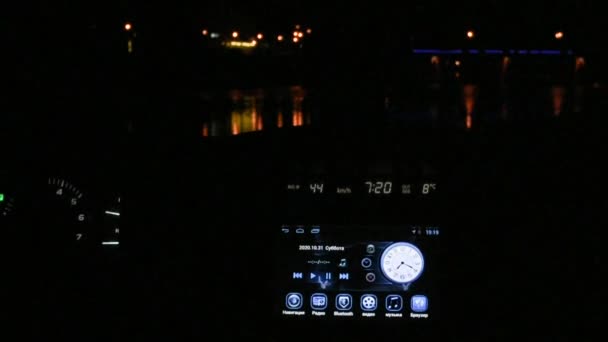 Nattstadsbild Från Suv Salong — Stockvideo