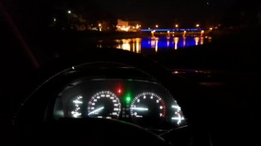 SUV salonundan gece manzarası