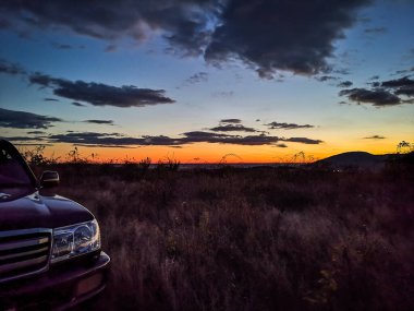 SUV sonbaharda Karpatlar 'da seyahat eder.