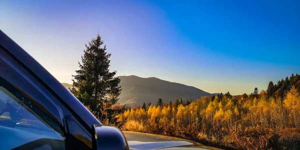 Suv Reist Die Herbstlichen Karpaten — Stockfoto