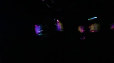 Sabun köpükleri siyah arkaplanda uçar