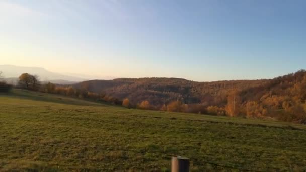 Suv Podróżuje Jesienią Karpaty — Wideo stockowe