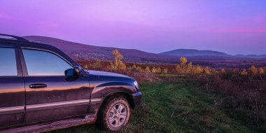 SUV sonbaharda Karpatlar 'da seyahat eder.