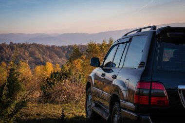 SUV sonbaharda Karpatlar 'da seyahat eder.