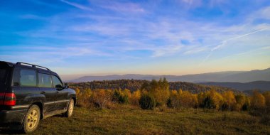 SUV sonbaharda Karpatlar 'da seyahat eder.
