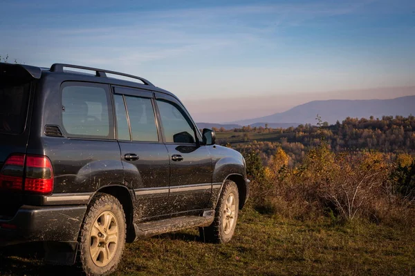 Suv Podróżuje Jesienią Karpaty — Zdjęcie stockowe