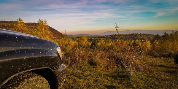 Suv Podróżuje Jesienią Karpaty — Zdjęcie stockowe