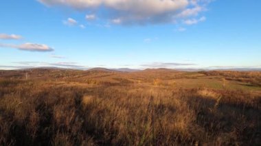 Sonbahar Karpatlar 'ında günbatımı zamanı