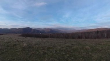 Sonbahar Karpatlar 'ında günbatımı zamanı