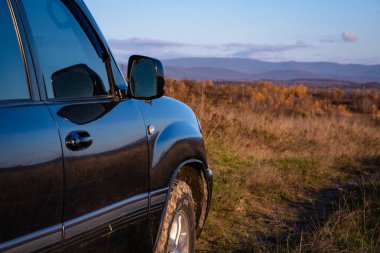 SUV sonbaharda Karpatlar 'da seyahat eder.