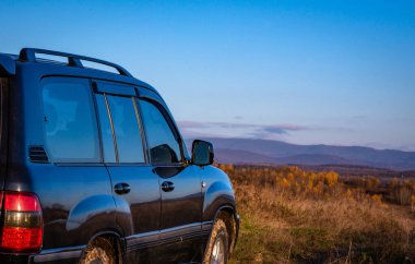 SUV sonbaharda Karpatlar 'da seyahat eder.