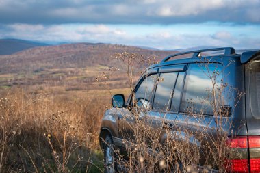 SUV sonbaharda Karpatlar 'da seyahat eder.