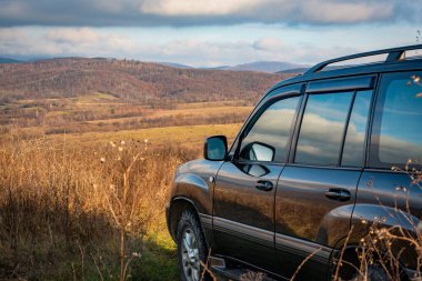 SUV sonbaharda Karpatlar 'da seyahat eder.