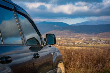 SUV sonbaharda Karpatlar 'da seyahat eder.