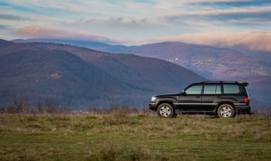 SUV sonbaharda Karpatlar 'da seyahat eder.