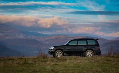 SUV sonbaharda Karpatlar 'da seyahat eder.