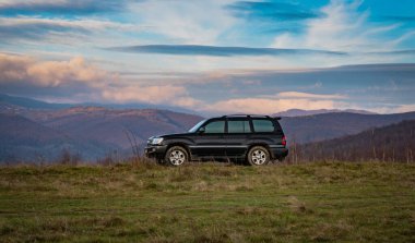 SUV sonbaharda Karpatlar 'da seyahat eder.