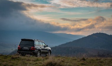 SUV sonbaharda Karpatlar 'da seyahat eder.