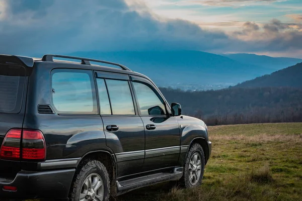 Suv Viaja Outono Cárpatos — Fotografia de Stock