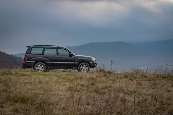 Suv Viaja Outono Cárpatos — Fotografia de Stock