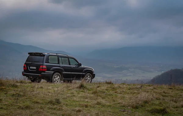 Suv Viaja Outono Cárpatos — Fotografia de Stock