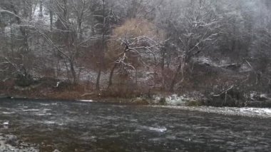 Karla kaplı bir dağ nehrinin gece manzarası