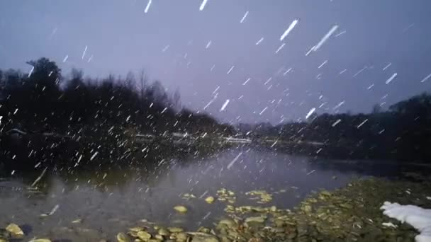 Paisagem Noturna Rio Montanha Queda Neve — Vídeo de Stock