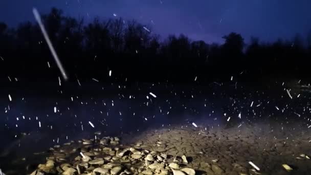 Paisagem Noturna Rio Montanha Queda Neve — Vídeo de Stock