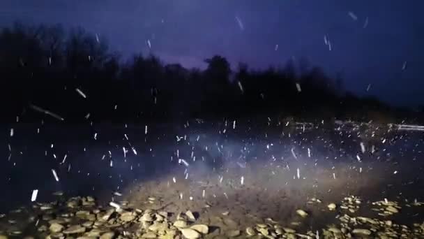 Nocny Krajobraz Górskiej Rzeki Śniegu — Wideo stockowe