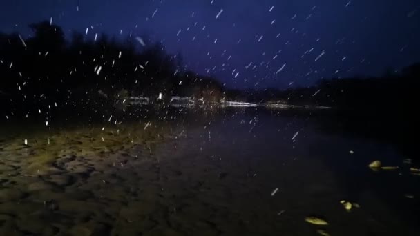 Paesaggio Notturno Fiume Montagna Nevicata — Video Stock
