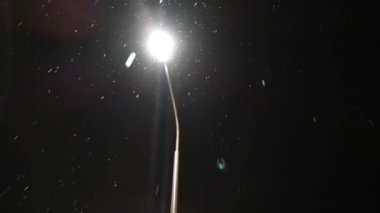  Kar yağarken sokak lambası