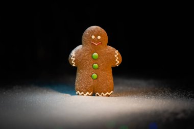 Zencefilli adam üzerine şeker serpiştirilmiş