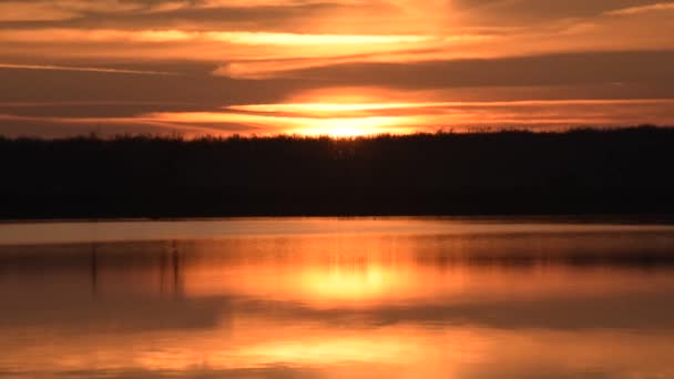 Schöner Wintersonnenuntergang See — Stockvideo