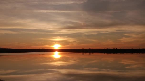 Indah Matahari Terbenam Musim Dingin Danau — Stok Video