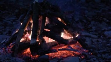 Dağ nehrinin yanında şenlik ateşi