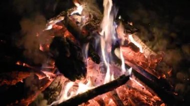 Dağ nehrinin yanında şenlik ateşi