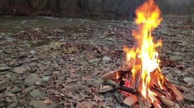 Dağ nehrinin yanında şenlik ateşi