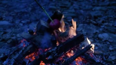 Elma bir gece ateşinde pişirilir.