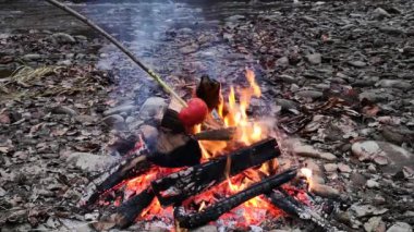Elma bir gece ateşinde pişirilir.