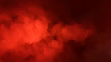 Gece havasında yoğun duman.