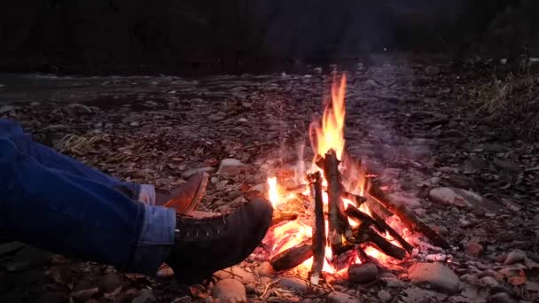 Hombre Descansando Junto Fuego Nocturno — Vídeos de Stock