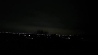 Gece yolunda araba sürüyorum.