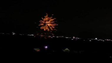 Gece gökyüzünde havai fişekler