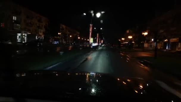 Suv Conduciendo Ciudad Por Noche — Vídeo de stock