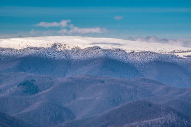 Kışın dağlık arazide kırsal alan
