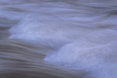 Karpat Dağları 'nda akan dağ nehri
