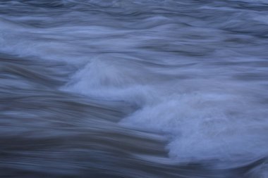 Karpat Dağları 'nda akan dağ nehri