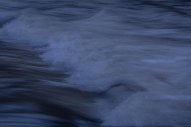 Karpat Dağları 'nda akan dağ nehri