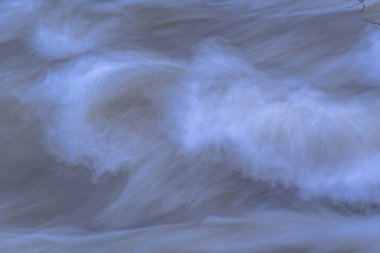 Karpat Dağları 'nda akan dağ nehri