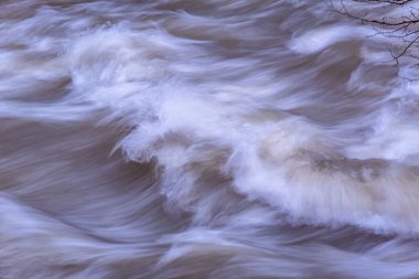 Karpat Dağları 'nda akan dağ nehri